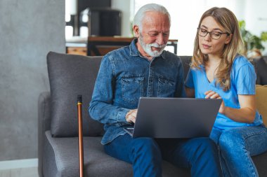 Huzurevi, bakım ve yaşlılara yardım hizmeti. Dost canlısı gülümseyen hemşire iyi analiz sonuçları veriyor ya da dizüstü bilgisayardan yaşlı yaşlı hastaya yardım ediyor. 