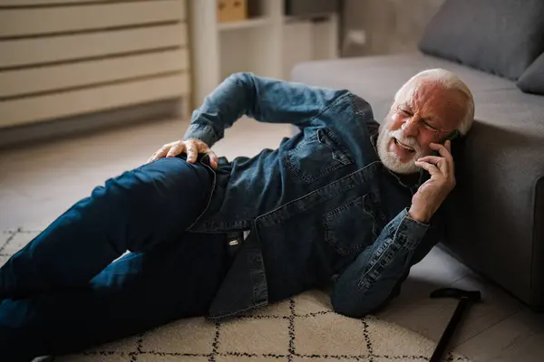 Olgun Beyaz Bir Adam Acı Içinde Yerde Yatıyor Evdeki Kanepenin — Stok fotoğraf