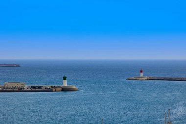 Limanın girişindeki iki kırmızı ve yeşil deniz feneri.