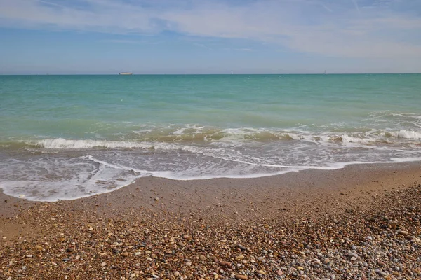 Голубое Спокойное Море Волны Песчаный Пляж Булыжники Балеарское Море — стоковое фото