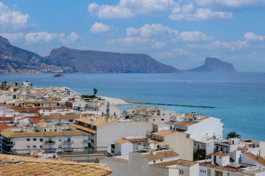 Akdeniz kıyısında eski bir kasaba. Bir tepedeki gözlem güvertesinden çatıların ve denizin manzarası. Arka planda dağlar. Altea. İspanya.