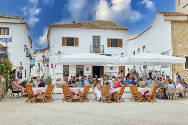 Eski kasabanın meydanında bir kafe ziyaretçilerle doludur. Altea. İspanya.