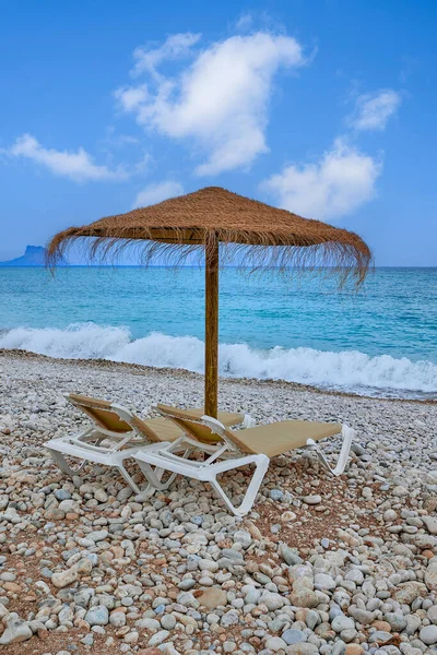 Два Пустых Шезлонга Зонтиком Галечном Пляже Моря — стоковое фото