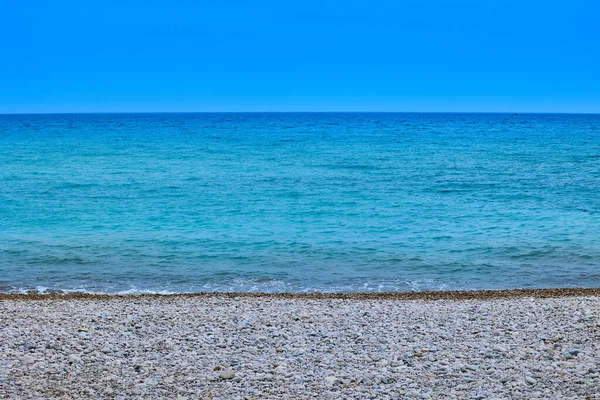 Березі Безкраїх Середземного Моря Блакитного Неба Лежить Безлюдне Гальмо Іспанія — стокове фото