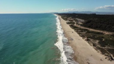 Kıyı şeridi boyunca uzanan Thr Beach 'in havadan görüntüsü. İHA ileri uçuyor. İspanya, Balear Denizi