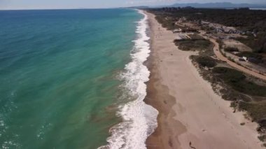 Kıyı şeridi boyunca uzanan Thr Beach 'in havadan görüntüsü. İHA ileri uçuyor. İspanya, Balear Denizi