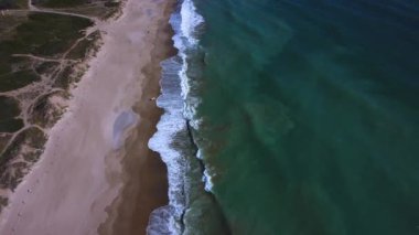 Kıyı şeridi boyunca uzanan Thr Beach 'in havadan görüntüsü. İHA ileri uçuyor. İspanya, Balear Denizi