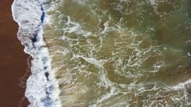 砂浜でサーフィン 上からの眺め ドローン映像 — ストック動画