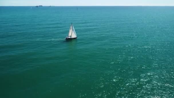 Zeiljacht Zeilen Zee Luchtfoto Van Middellandse Zee Drone Video — Stockvideo