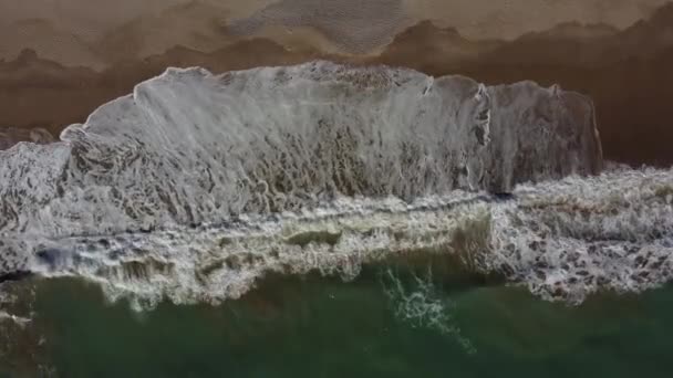 砂浜でサーフィン 上からの眺め ドローン映像 — ストック動画