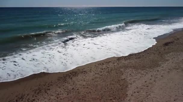 Камера Рухається Від Піщаного Пляжу Моря Занурюється Піну Відео — стокове відео