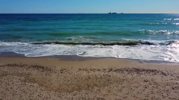 Kamera Porusza Się Bezpośrednio Piaszczystej Plaży Morza Wpada Pianę Wideo — Wideo stockowe