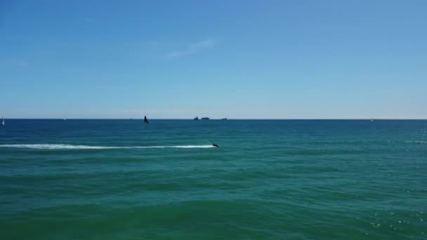 Jet Ski Süren Bir Adam Denizde Gezer Akdeniz Havadan Görünüşü — Stok video