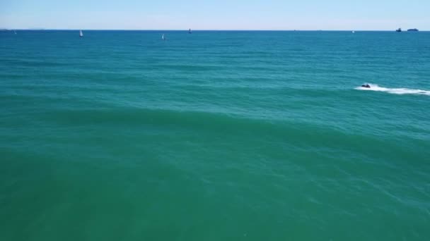 Mężczyzna Skuterze Wodnym Jeździ Morzu Widok Lotu Ptaka Morze Śródziemne — Wideo stockowe