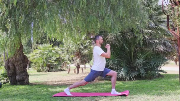 Uomo Atletico Mezza Età Che Esercizio Yoga Tappeto Parco Cittadino — Video Stock
