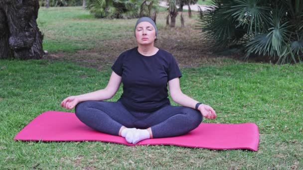 Una Donna Mezza Età Pratica Yoga Mentre Siede Una Posizione — Video Stock