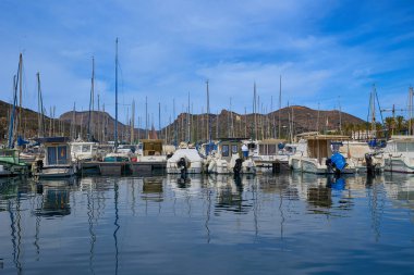 Yat ve tekneler marinada, arka plandaki dağlara karşı duruyorlar. Cartagena, İspanya.