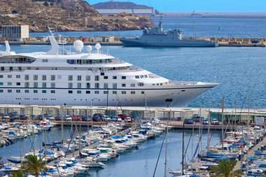 Limanda bir yolcu gemisi, yat ve savaş gemisinin yanında duruyor. Cartagena, İspanya.