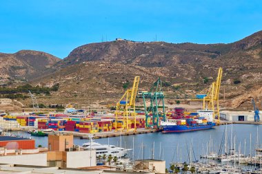 İspanya, Cartagena - 30 Nisan 2023: Konteyner gemisi kargo limanında boşaltıldı