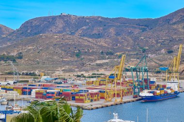 İspanya, Cartagena - 30 Nisan 2023: Konteyner gemisi kargo limanında boşaltıldı