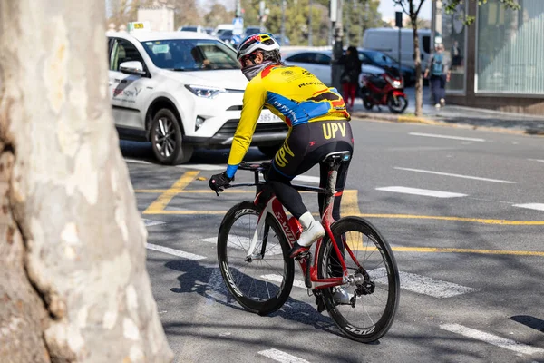 Şehirde Yolda Kask Takan Profesyonel Bir Bisikletçi — Stok fotoğraf