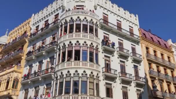 Валенсия Испания Апреля 2023 Года Многие Развлекаются Балконах Здания Выходящих — стоковое видео