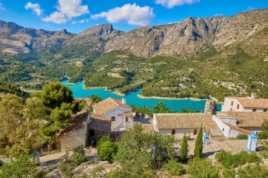 Guadalest Şatosu (El Castell de Guadalest), İspanya 'nın Alicante eyaletindeki en çok ziyaret edilen kalelerinden biri olan açık mavi gökyüzü ile bir kayanın tepesinde.