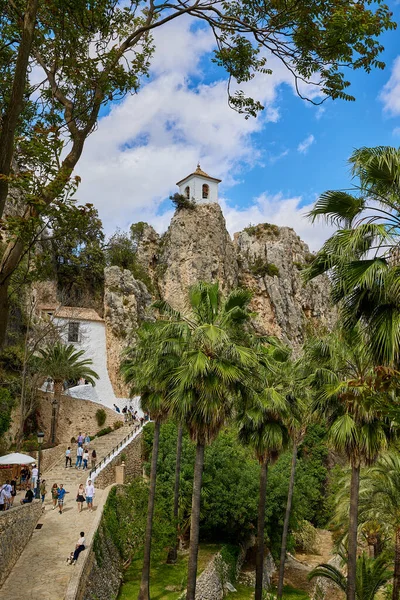 İspanya 'nın en çok ziyaret edilen kalelerinden biri olan Guadalest Şatosu' ndaki (El Castell de Guadalest) ünlü çan kulesi.