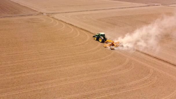 Tir Partir Drone Survolant Tracteur Avec Système Herse Soufflage Sur — Video