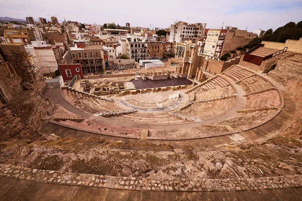Roma Tiyatrosu 'nun güzel bir yüksek açılı çekimi. İyi korunmuş ve kısmen restore edilmiş. İspanya, Cartagena - Nisan 2023