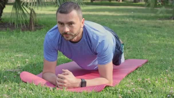Ritratto Ravvicinato Uomo Caucasico Che Esercizio Tavola Sul Tappeto Fitness — Video Stock