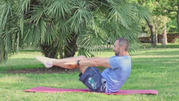 Középkorú Kaukázusi Férfi Fitnesz Gyakorlatokat Végez Fitnesz Szőnyegen Szabadban Egészséges — Stock videók