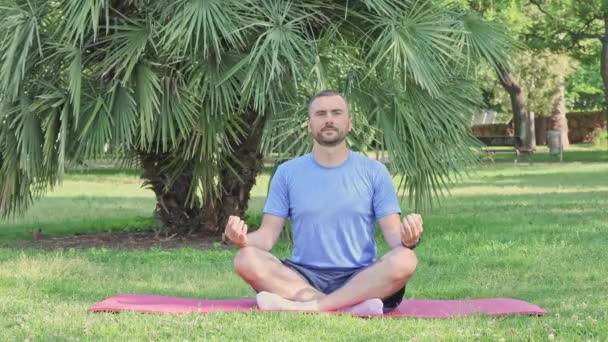 Uomo Caucasico Mezza Età Seduto Sul Tappetino Yoga Posizione Loto — Video Stock