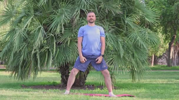 Medelålders Kaukasiska Mannen Gör Sit Övningar Träningsmatta Offentlig Park Utomhus — Stockvideo