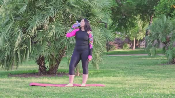 Μεσήλικη Καυκάσια Που Κάνει Ασκήσεις Γιόγκα Στρώμα Γυμναστικής Στο Δημόσιο — Αρχείο Βίντεο
