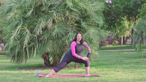 Biała Kobieta Średnim Wieku Ćwiczy Rozciąganie Macie Fitness Parku Publicznym — Wideo stockowe