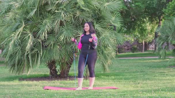 Mulher Caucasiana Meia Idade Fazendo Exercícios Fitness Usando Banda Elástica — Vídeo de Stock