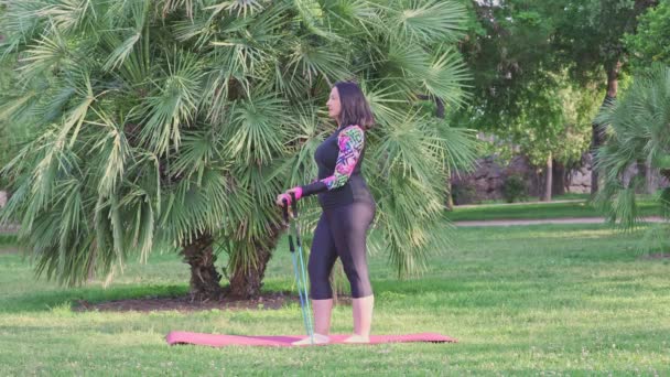 Кавказька Жінка Середнього Віку Виконує Фітнес Вправи Використовуючи Еластичну Смугу — стокове відео