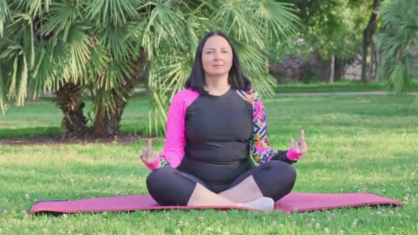 Donna Caucasica Mezza Età Seduta Sul Tappetino Yoga Posizione Loto — Video Stock