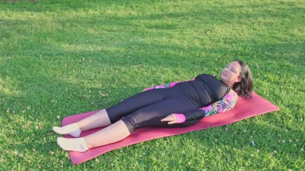 Mujer Caucásica Mediana Edad Descansando Después Ejercicios Estera Fitness Parque — Vídeos de Stock
