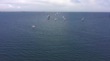 Valencia 'da yelkenli yarışı. Pek çok yelkenli dönen şamandırayı takip eder..