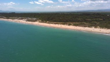 Sahil şeridi boyunca sahilin havadan görüntüsü. İHA ileri uçuyor. İspanya, Balear Denizi