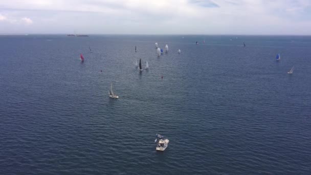 瓦伦西亚帆船比赛 许多独木舟的游艇都沿着转弯处的浮标前进 — 图库视频影像