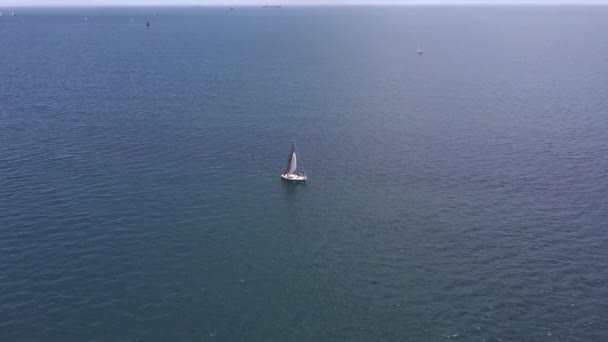 瓦伦西亚帆船比赛 游艇上的船员把独木舟拖走了 — 图库视频影像