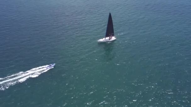 Jacht Pływa Grotem Podczas Zawodów Walencji Dwie Łodzie Ścigają Jacht — Wideo stockowe