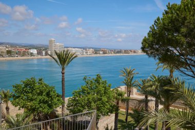 İspanya. Valencia, Peniscola. Peniscola Kalesi 'nin yüksekliğinden sahili görmek. Güzel bir Akdeniz manzarası ve küçük bir kasaba..