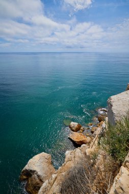 Uçsuz bucaksız turkuaz Akdeniz ve kayalık kıyılarda büyük kayalar. Uçurumdan deniz manzarası.