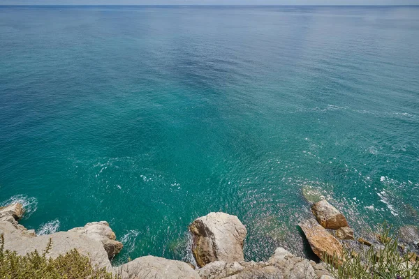 Нескінченне Бірюзове Середземне Море Скелястий Берег Великими Валунами Морський Вид — стокове фото