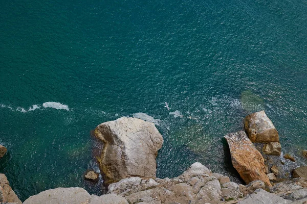 Niekończące Się Turkusowe Morze Śródziemne Skaliste Wybrzeże Dużymi Głazami Widok — Zdjęcie stockowe