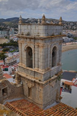Şehrin ve plajın arka planında Peniscola Kalesi 'nin kulesi. İspanya 'daki Valensiyalı topluluğu.